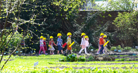 Wandelende kinderen in De wereld van Kina: de Tuin met gereedschap