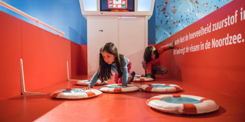 In een nagemaakte boot in de museumzaal Zapland ontdekken twee kinderen weetjes over de Noordzee