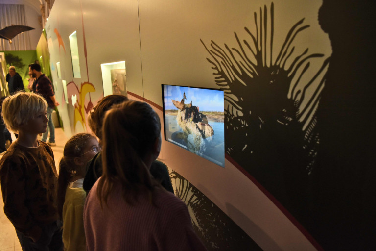 Kinderen bij een touchscreen in Dinorama