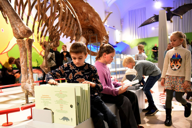 Kinderen in de tentoonstellingszaal dinorama