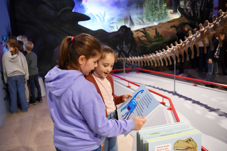 Twee meisjes lezen een infofiche in Dinorama