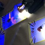 Kinderen tekenen met fluostift onder blacklight